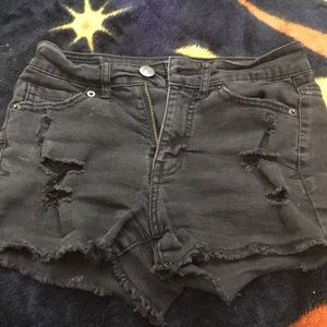 •High waisted •Distressed •Short shorts